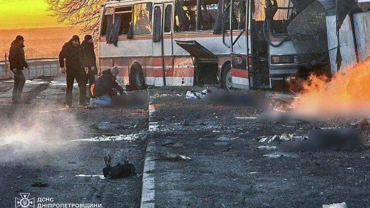 Uma foto divulgada pelo servi&ccedil;o de imprensa do Servi&ccedil;o Estatal de Emerg&ecirc;ncia (SES) da Ucr&acirc;nia mostra o local de um ataque russo a um &ocirc;nibus civil que transportava mineiros em Ternivka, distrito de Pavlohrad, regi&atilde;o de Dnipropetrovsk, Ucr&acirc;nia, em 1&ordm; de fevereiro de 2026, em meio &agrave; invas&atilde;o russa. EPA/STATE EMERGENCY SERVICE OF UKRAINE 