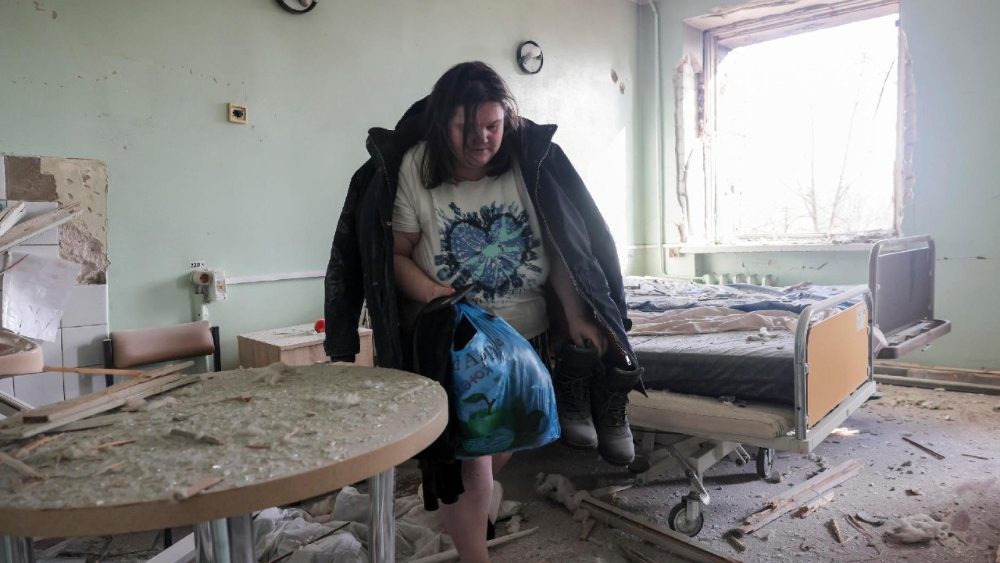 Uma mulher recolhe seus pertences em uma ala danificada de uma maternidade após um ataque russo em Zaporizhzhia, no sudeste da Ucrânia, em 1º de fevereiro de 2026, em meio à invasão russa. Pelo menos seis pessoas ficaram feridas durante o ataque, segundo o Serviço Estatal de Emergência da Ucrânia. EPA/OLEG MOVCHANIUK   (ANSA)