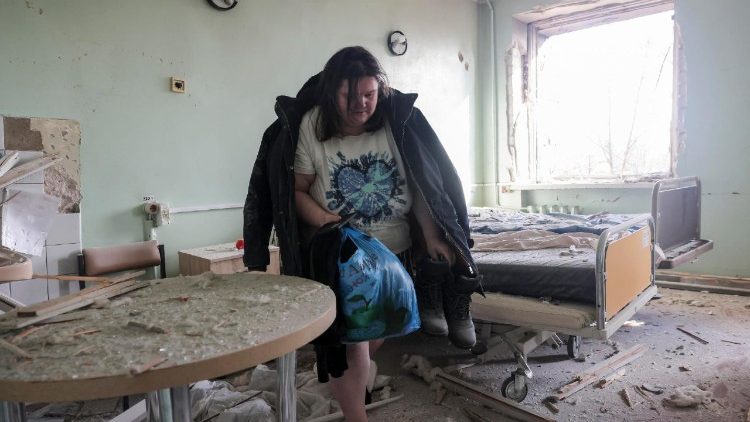 Uma mulher recolhe seus pertences em uma ala danificada de uma maternidade ap&oacute;s um ataque russo em Zaporizhzhia, no sudeste da Ucr&acirc;nia, em 1&ordm; de fevereiro de 2026, em meio &agrave; invas&atilde;o russa. Pelo menos seis pessoas ficaram feridas durante o ataque, segundo o Servi&ccedil;o Estatal de Emerg&ecirc;ncia da Ucr&acirc;nia. EPA/OLEG MOVCHANIUK