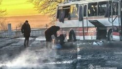 Un'immagine del bus di minatori colpito da un drone