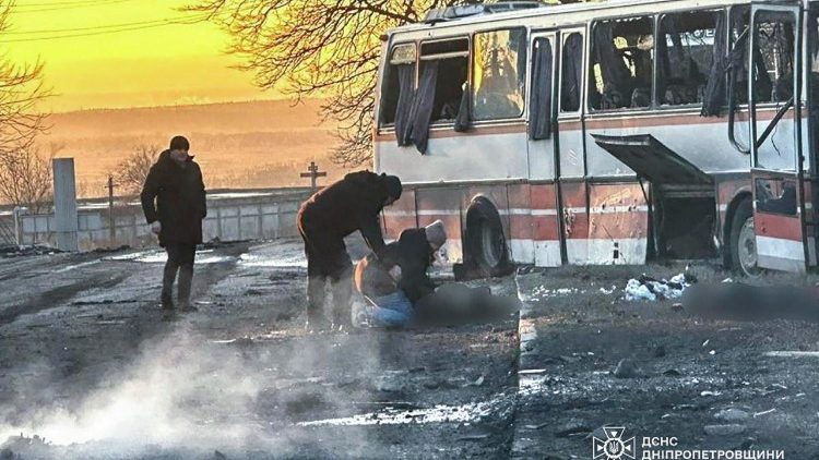 Un'immagine del bus di minatori colpito da un drone