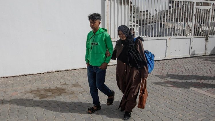 फ़िलिस्तीनी मरीज़ इलाज के लिए मिस्र जाने की तैयारी कर रहे हैं