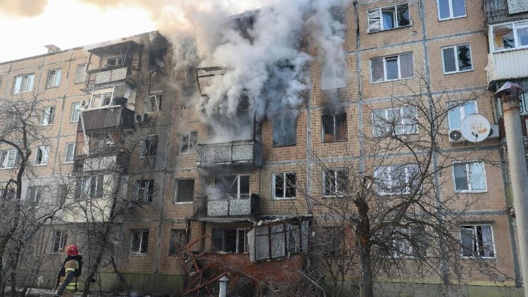 Equipes de resgate ucranianas trabalham no local de um ataque de drone a um pr&eacute;dio residencial em Kharkiv, nordeste da Ucr&acirc;nia, em 3 de fevereiro de 2026, em meio &agrave; invas&atilde;o russa. Pelo menos cinco pessoas ficaram feridas no ataque, informou a Pol&iacute;cia Nacional da Ucr&acirc;nia. EPA/SERGEY KOZLOV