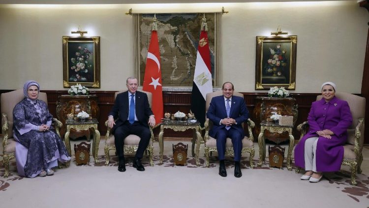 Le président turc Recep Tayyip Erdogan reçu au Caire par le président égyptien Abdel Fattah el-Sisi, le 4 février 2026.