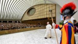 Papa: "Scongiurare corsa ad armamenti, minaccia pace tra nazioni"