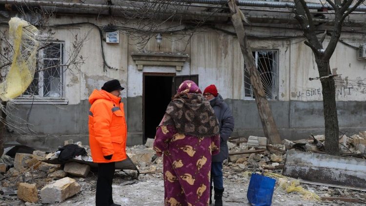 Moradores locais reagem no local de um ataque de drone russo a um pr&eacute;dio residencial em Odessa, Ucr&acirc;nia, em 4 de fevereiro de 2026. Pelo menos quatro pessoas ficaram feridas em decorr&ecirc;ncia do ataque de drone a uma &aacute;rea residencial, segundo relat&oacute;rio do Servi&ccedil;o Estatal de Emerg&ecirc;ncia. EPA/IGOR MASLOV