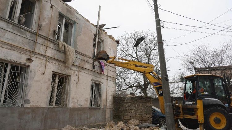 Equipes de resgate ucranianas e trabalhadores comunit&aacute;rios no local de um ataque de drone russo a um pr&eacute;dio residencial em Odessa, Ucr&acirc;nia, em 4 de fevereiro de 2026. Pelo menos quatro pessoas ficaram feridas em decorr&ecirc;ncia do ataque de drone a uma &aacute;rea residencial, segundo relat&oacute;rio do Servi&ccedil;o Estatal de Emerg&ecirc;ncia. EPA/IGOR MASLOV