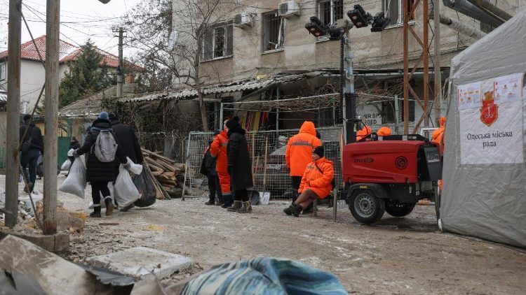 Equipes de resgate ucranianas e trabalhadores comunit&aacute;rios no local de um ataque de drone russo a um pr&eacute;dio residencial em Odessa, Ucr&acirc;nia, em 4 de fevereiro de 2026. Pelo menos quatro pessoas ficaram feridas em decorr&ecirc;ncia do ataque de drone a uma &aacute;rea residencial, segundo relat&oacute;rio do Servi&ccedil;o Estatal de Emerg&ecirc;ncia. EPA/IGOR MASLOV