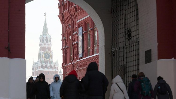 Pessoas caminham na Praça Vermelha, perto do Kremlin, em meio ao clima gélido de Moscou.