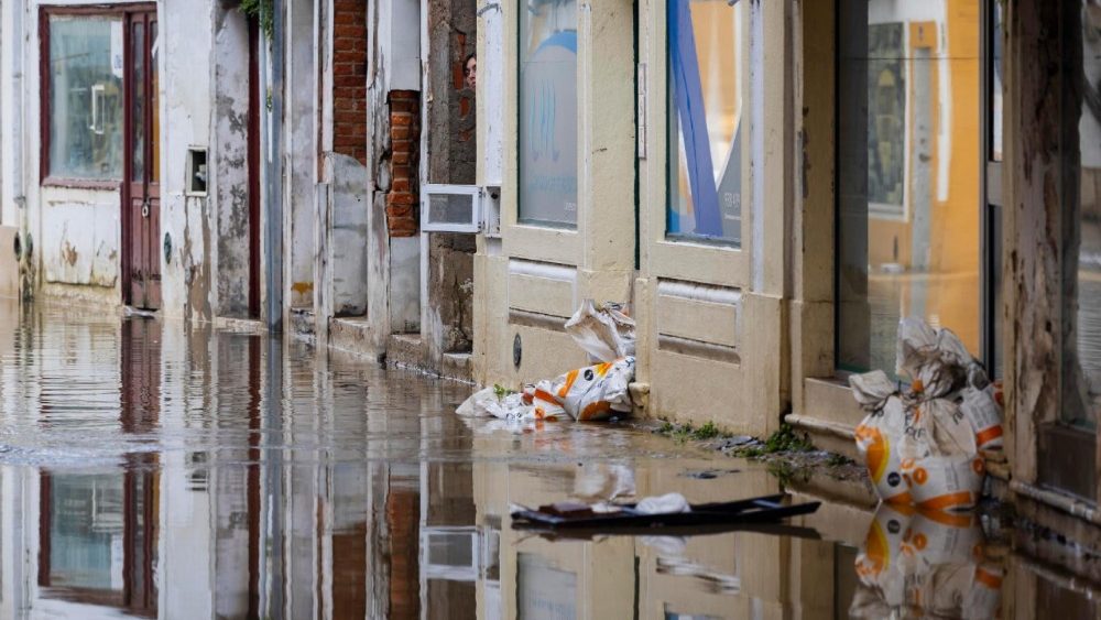 Rua alagada na zona ribeirinha de Alcácer do Sal, Setúbal, Portugal, 6 de fevereiro de 2026. Treze pessoas morreram em Portugal desde a semana passada devido às tempestades Kristin e Leonardo, que também deixaram centenas de feridos e desabrigados. EPA/JOSE SENA GOULAO