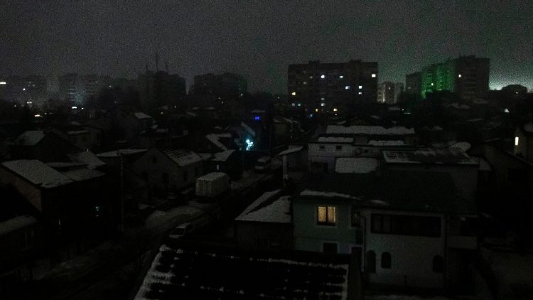A cidade de Lviv, no oeste da Ucr&acirc;nia, durante um apag&atilde;o, em 7 de fevereiro de 2026, em meio &agrave; invas&atilde;o russa em curso. Toda a Ucr&acirc;nia enfrenta apag&otilde;es ap&oacute;s ataques direcionados &agrave; infraestrutura civil. EPA/MYKOLA TYS 108574