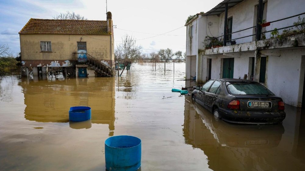 Vista de uma área inundada na vila de Vale da Pedra, Cartaxo, Portugal, 8 de fevereiro de 2026. Treze pessoas morreram em Portugal desde a semana passada devido às tempestades Kristin e Leonardo, que também deixaram centenas de feridos e desabrigados. EPA/ANDRE KOSTERS