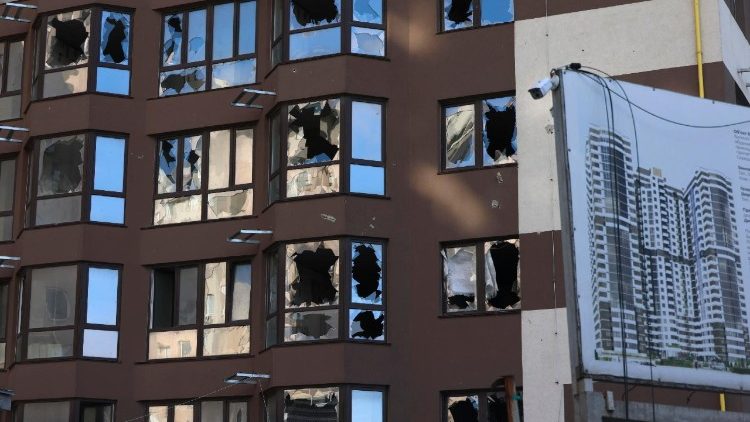 Janelas danificadas de um pr&eacute;dio residencial no local de um ataque russo em Odessa, sudoeste da Ucr&acirc;nia, em 9 de fevereiro de 2026, em meio &agrave; invas&atilde;o russa. Pelo menos uma pessoa morreu e duas ficaram feridas depois que um drone atingiu uma &aacute;rea residencial, danificando um pr&eacute;dio alto e um gasoduto, segundo o Servi&ccedil;o Estatal de Emerg&ecirc;ncia da Ucr&acirc;nia. EPA/IGOR MASLOV