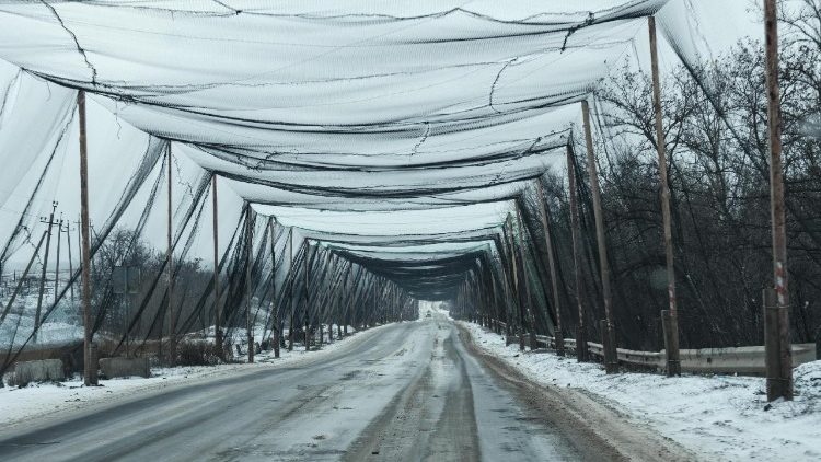 Estrada de acesso a Druzhkivka, coberta com redes antidrones, em Donetsk, Ucr&acirc;nia, 9 de fevereiro de 2026. A cidade, a menos de 15 quil&ocirc;metros da linha de frente, enfrenta ataques di&aacute;rios russos com drones e artilharia. Um toque de recolher de 20 horas foi imposto, permitindo que civis saiam apenas entre 11h e 15h. Apesar disso, mais de 10.000 moradores permanecem na cidade, sobrevivendo sem &aacute;gua, eletricidade ou aquecimento em meio a uma onda de frio com temperaturas extremas. EPA/MARIA SENOVILLA