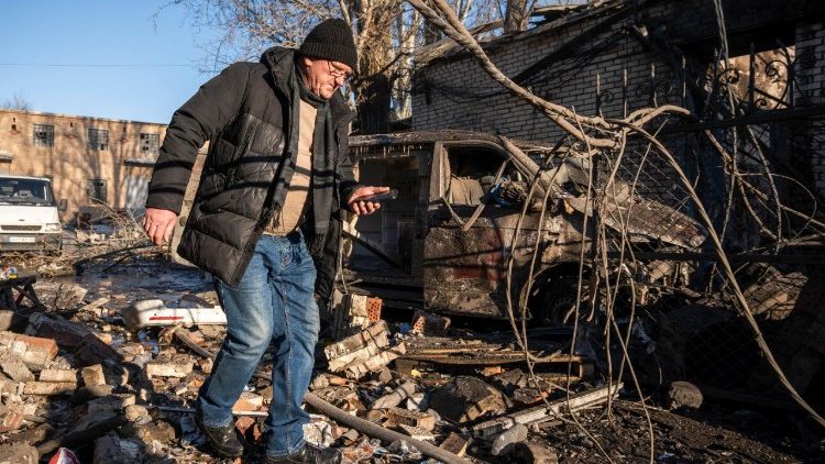 Um morador local caminha entre os escombros no local de um ataque a&eacute;reo russo em Sloviansk, regi&atilde;o de Donetsk, leste da Ucr&acirc;nia, em 10 de fevereiro de 2026, em meio &agrave; invas&atilde;o russa. Uma menina de 11 anos e sua m&atilde;e foram mortas e pelo menos 16 pessoas ficaram feridas depois que sete bombas guiadas atingiram uma &aacute;rea residencial, de acordo com o chefe da Administra&ccedil;&atilde;o Militar Regional de Donetsk, Vadym Filashkin. EPA/TOMMASO FUMAGALLI