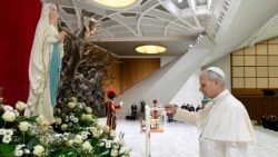 Leó pápa a szerdai általános kihallgatás előtt gyertyát gyújtott és imádkozott a Lourdes-i Szűzanyához a betegekért