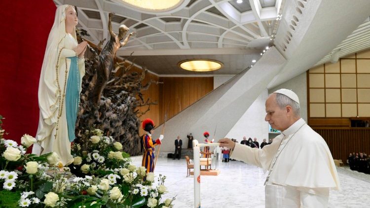 Leó pápa a szerdai általános kihallgatás előtt gyertyát gyújtott és imádkozott a Lourdes-i Szűzanyához a betegekért