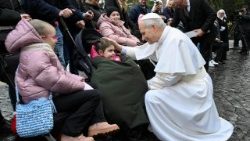 Il Papa, pregher� per i malati alla grotta di Lourdes nei giardini vaticani