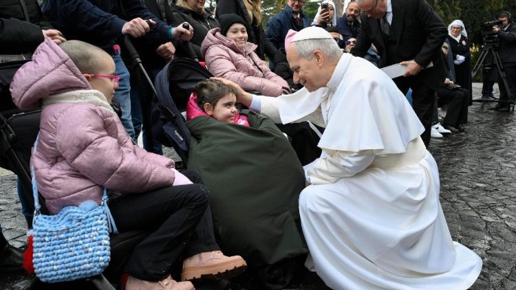 Đức Th&aacute;nh Cha v&agrave;  c&aacute;c bệnh nh&acirc;n tại hang đ&aacute; Đức Mẹ Lộ Đức ở Vườn Vatican