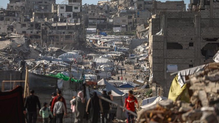 Sfollati per le strade di Al Tuffah a Gaza City dopo l'inizio della tregua tra Israele e Hamas