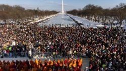 வாஷிங்டன் டி.சி.யில் புத்த துறவிகளின் உரைகளுக்குச் செவிமடுக்கும் மக்கள் 