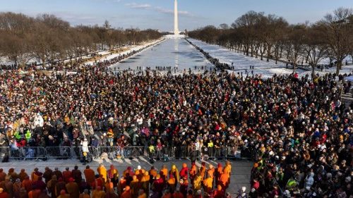 வாஷிங்டன் டி.சி.யில் புத்த துறவிகளின் உரைகளுக்குச் செவிமடுக்கும் மக்கள் 