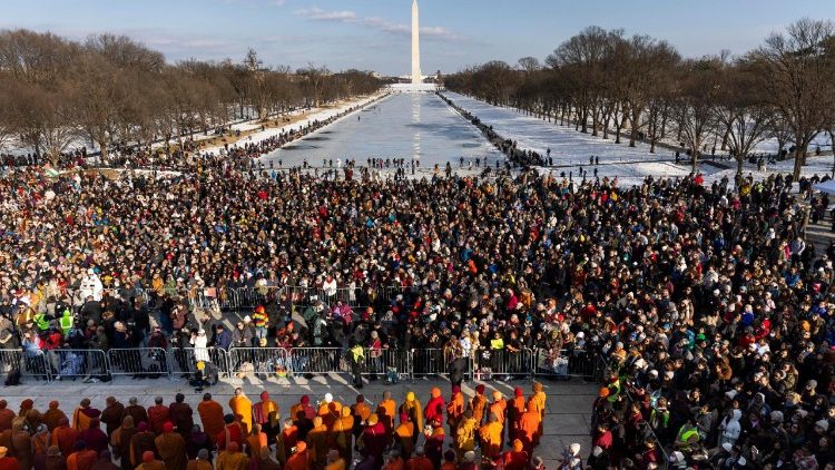 வாஷிங்டன் டி.சி.யில் புத்த துறவிகளின் உரைகளுக்குச் செவிமடுக்கும் மக்கள் 