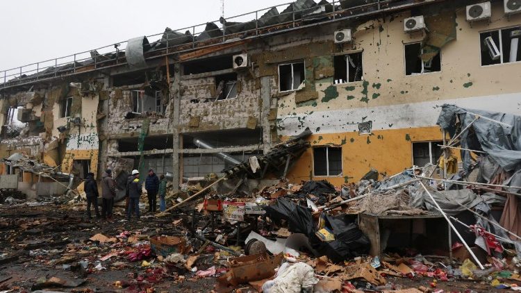 Cena do ataque russo noturno a uma &aacute;rea residencial em Odessa, Ucr&acirc;nia, em 12 de fevereiro de 2026, em meio &agrave; invas&atilde;o russa em curso. Pelo menos uma pessoa ficou ferida e outras 23 precisaram de atendimento psicol&oacute;gico ap&oacute;s o mais recente ataque russo noturno a uma &aacute;rea residencial e um mercado em Odessa, segundo o Servi&ccedil;o Estatal de Emerg&ecirc;ncia. EPA/IGOR MASLOV