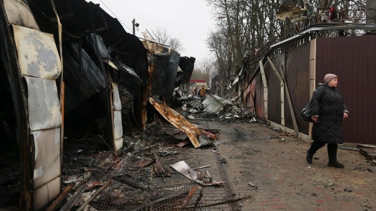 Cena do ataque russo noturno a uma &aacute;rea residencial em Odessa, Ucr&acirc;nia, em 12 de fevereiro de 2026, em meio &agrave; invas&atilde;o russa em curso. Pelo menos uma pessoa ficou ferida e outras 23 precisaram de atendimento psicol&oacute;gico ap&oacute;s o mais recente ataque russo noturno a uma &aacute;rea residencial e um mercado em Odessa, segundo o Servi&ccedil;o Estatal de Emerg&ecirc;ncia. EPA/IGOR MASLOV