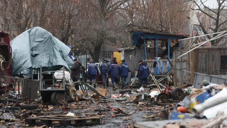 Cena do ataque russo noturno a uma &aacute;rea residencial em Odessa, Ucr&acirc;nia, em 12 de fevereiro de 2026, em meio &agrave; invas&atilde;o russa em curso. Pelo menos uma pessoa ficou ferida e outras 23 precisaram de atendimento psicol&oacute;gico ap&oacute;s o mais recente ataque russo noturno a uma &aacute;rea residencial e um mercado em Odessa, segundo o Servi&ccedil;o Estatal de Emerg&ecirc;ncia. EPA/IGOR MASLOV