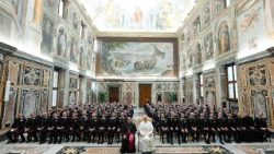 இத்தாலிய நாட்டின் தேசிய இராணுவக் காவல் படையினரின் சட்ட அமலாக்க அதிகாரிகளுடன் திருத்தந்தை 