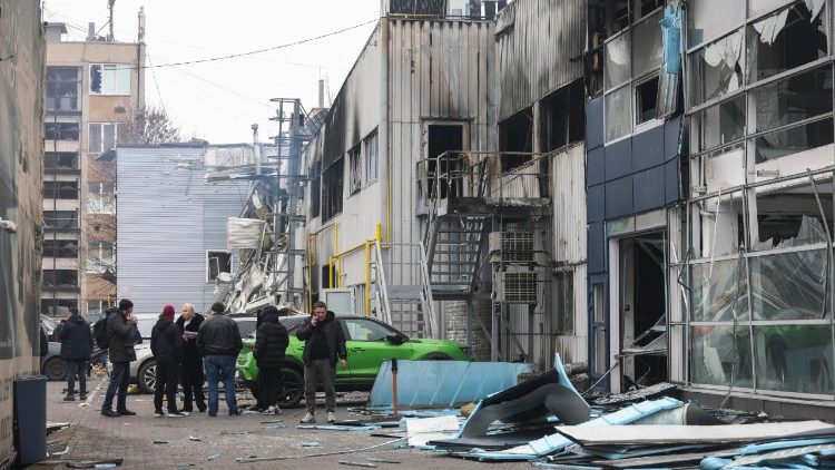 Moradores ucranianos inspecionam o local do ataque russo noturno &agrave; &aacute;rea residencial de Odessa, Ucr&acirc;nia, em 13 de fevereiro de 2026, em meio &agrave; invas&atilde;o russa em curso. Pelo menos uma pessoa morreu e outras seis ficaram feridas durante o ataque russo em Odessa, segundo o Servi&ccedil;o Estatal de Emerg&ecirc;ncia. EPA/IGOR MASLOV