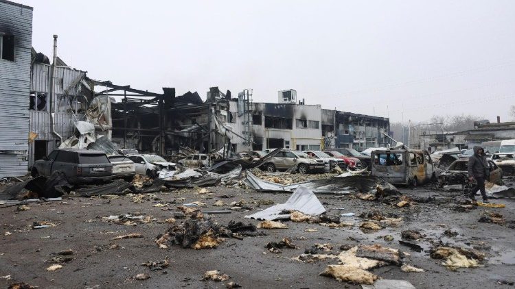 Moradores ucranianos inspecionam o local do ataque russo noturno &agrave; &aacute;rea residencial de Odessa, Ucr&acirc;nia, em 13 de fevereiro de 2026, em meio &agrave; invas&atilde;o russa em curso. Pelo menos uma pessoa morreu e outras seis ficaram feridas durante o ataque russo em Odessa, segundo o Servi&ccedil;o Estatal de Emerg&ecirc;ncia. EPA/IGOR MASLOV 110091