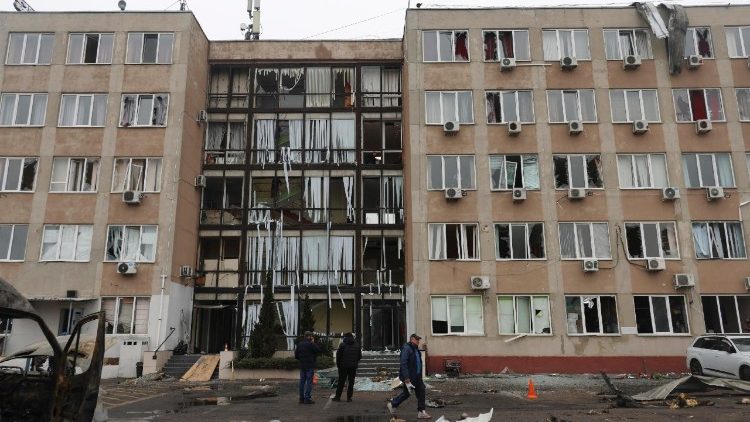 Moradores ucranianos inspecionam o local do ataque russo noturno &agrave; &aacute;rea residencial de Odessa, Ucr&acirc;nia, em 13 de fevereiro de 2026, em meio &agrave; invas&atilde;o russa em curso. Pelo menos uma pessoa morreu e outras seis ficaram feridas durante o ataque russo em Odessa, segundo o Servi&ccedil;o Estatal de Emerg&ecirc;ncia. EPA/IGOR MASLOV 110091