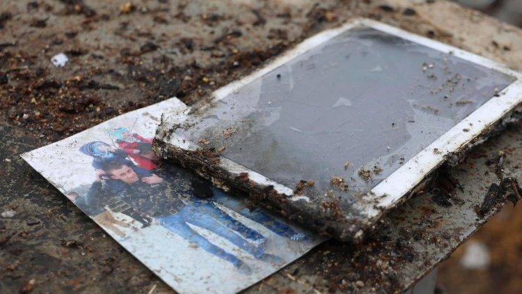 Uma foto de fam&iacute;lia danificada no local de um ataque de drone russo a um pr&eacute;dio privado em Odessa, Ucr&acirc;nia, em 14 de fevereiro de 2026, em meio &agrave; invas&atilde;o russa em curso. Uma idosa foi morta em decorr&ecirc;ncia do ataque russo, segundo o Servi&ccedil;o Estatal de Emerg&ecirc;ncia da Ucr&acirc;nia. As tropas russas entraram em territ&oacute;rio ucraniano em 24 de fevereiro de 2022, dando in&iacute;cio a um conflito que provocou destrui&ccedil;&atilde;o e uma crise humanit&aacute;ria. EPA/IGOR MASLOV