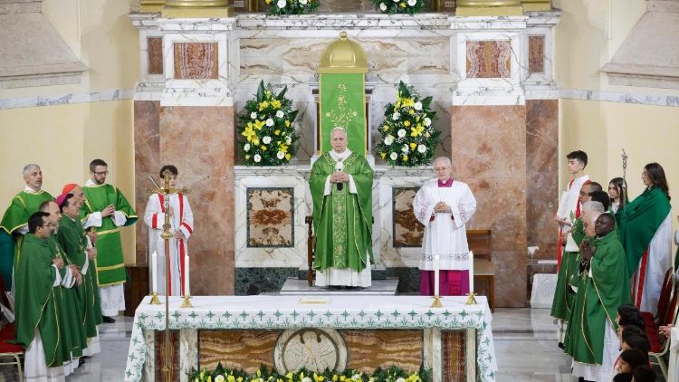 Szentmise a Béke Királynője plébániatemplomban  