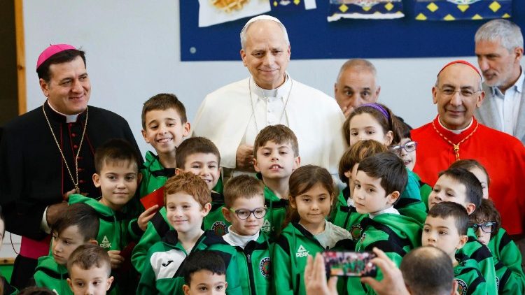 Le Saint-P&egrave;re en compagnie d'un groupe d'enfants