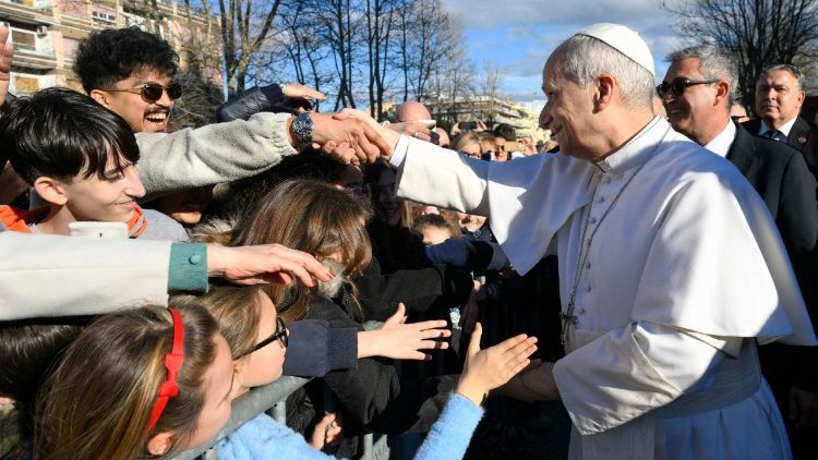 ओस्तिया में संत पापा बच्चों के साथ