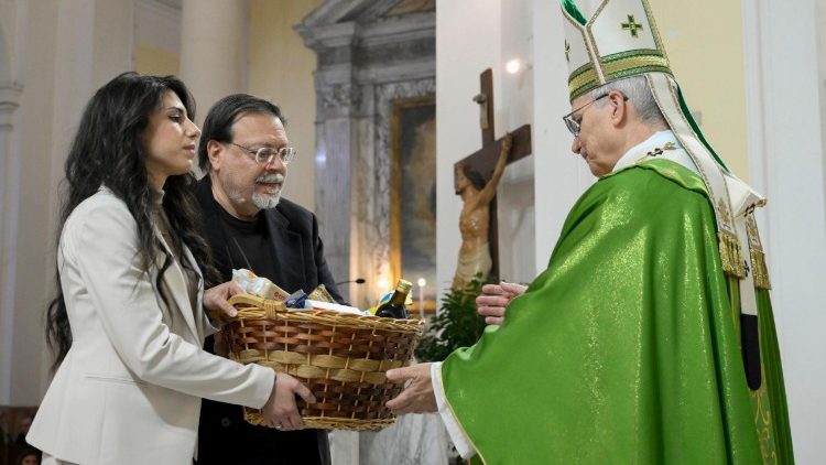 Baba Mtakatifu Leo XIV Dominika tarehe 15 Februari 2026 ameanza kutembelea Parokia ya Bikira Maria Malkia wa Amani huko Ostia Lido, Kusini mwa Roma. 