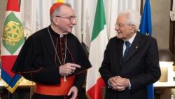 लातेरन संधि पर हस्ताक्षर होने की सालगिरह के मौके पर राष्ट्रपति मत्तारेल्ला, पलाज़ो बोरोमेओ में  कार्डिनल पारोलिन के साथ 