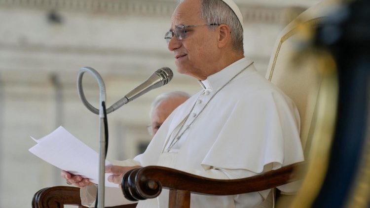 ಜಗದ್ಗುರು XIV ನೇ ಲಿಯೋರವರು  ಪೋಲಿಕೊರೊ ಯೋಜನೆಯ ಸದಸ್ಯರೊಂದಿಗೆ ಮಾತನಾಡುತ್ತಾರೆ.