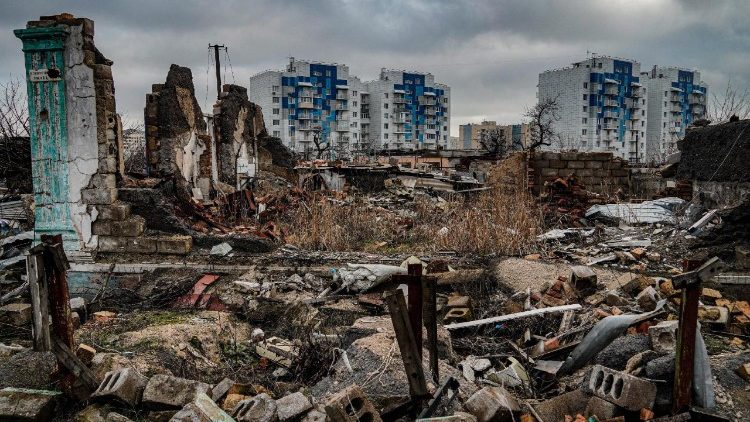 Pr&eacute;dios restaurados vistos atr&aacute;s de edif&iacute;cios destru&iacute;dos no centro de Mariupol, regi&atilde;o de Donetsk, 16 de fevereiro de 2026 (foto divulgada em 18 de fevereiro de 2026). A cidade de Mariupol sofreu um cerco de quase tr&ecirc;s meses durante os est&aacute;gios iniciais da invas&atilde;o russa da Ucr&acirc;nia em fevereiro de 2022, acabando por cair nas m&atilde;os da R&uacute;ssia em maio do mesmo ano. A cidade, estrategicamente localizada perto do Mar de Azov, abrigava a maior popula&ccedil;&atilde;o de l&iacute;ngua russa na regi&atilde;o leste de Donetsk, na Ucr&acirc;nia. EPA/STRINGER