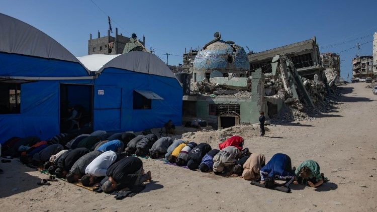 ഖാൻ യൂനിസിൽ റമദാന്റെ ഭാഗമായി പ്രാർത്ഥിക്കുന്നവർ