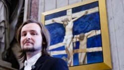 Der Künstler mit einem Bild seines Kreuzswegs im Petersdom