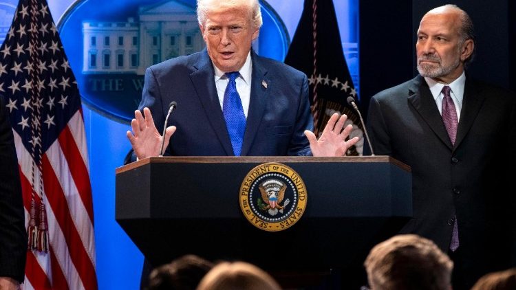 Trump in conferenza stampa dopo la decisione della Corte suprema statunitense che ha dichiarato illegittime le tariffe doganali decise dalla Casa Bianca