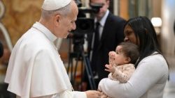 Il Papa ai giovani, non lasciatevi ammaliare dai profeti di sventura