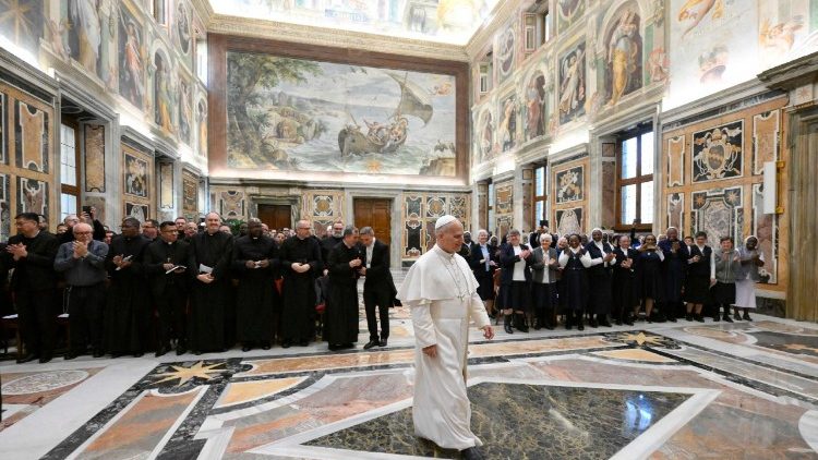 Jubiláló férfi és női szerzetesközösséget köszöntött a Szentatya   