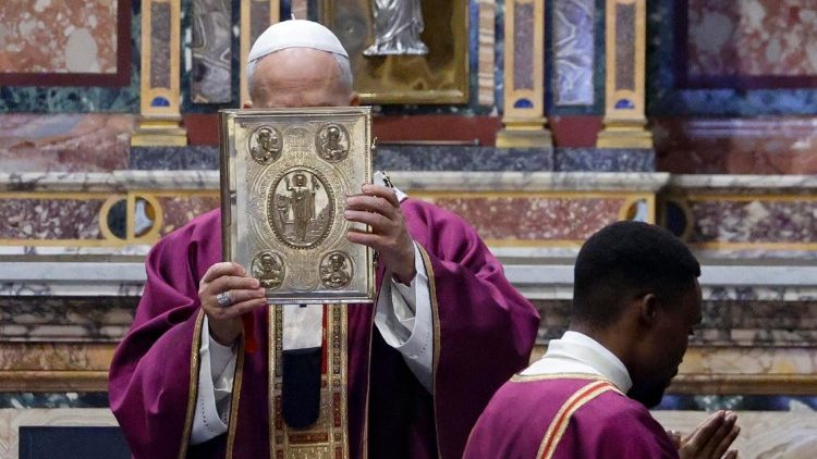 &Aacute;ld&aacute;s a Szent&iacute;r&aacute;ssal 