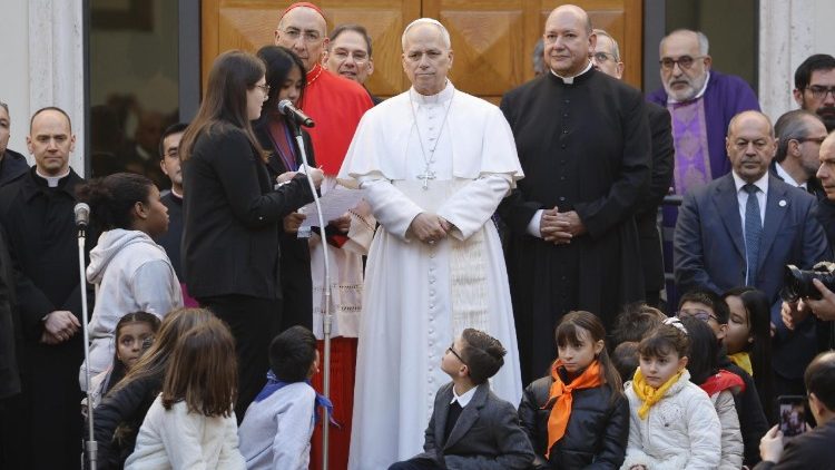 A Szentatya a pl&eacute;b&aacute;niai k&ouml;z&ouml;ss&eacute;g tagjaival