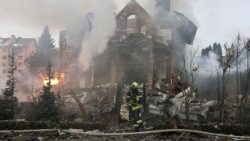 Socorristas ucranianos trabalham entre os escombros após ataque russo em área residencial de Kyiv, em 22 de fevereiro de 2026; pelo menos uma pessoa morreu e oito foram resgatadas, incluindo uma criança.